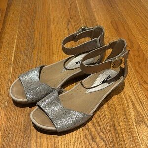 Earth sandals size 9